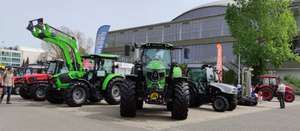 Das Deutz-Fahr-SLH-Programm an einem Stand