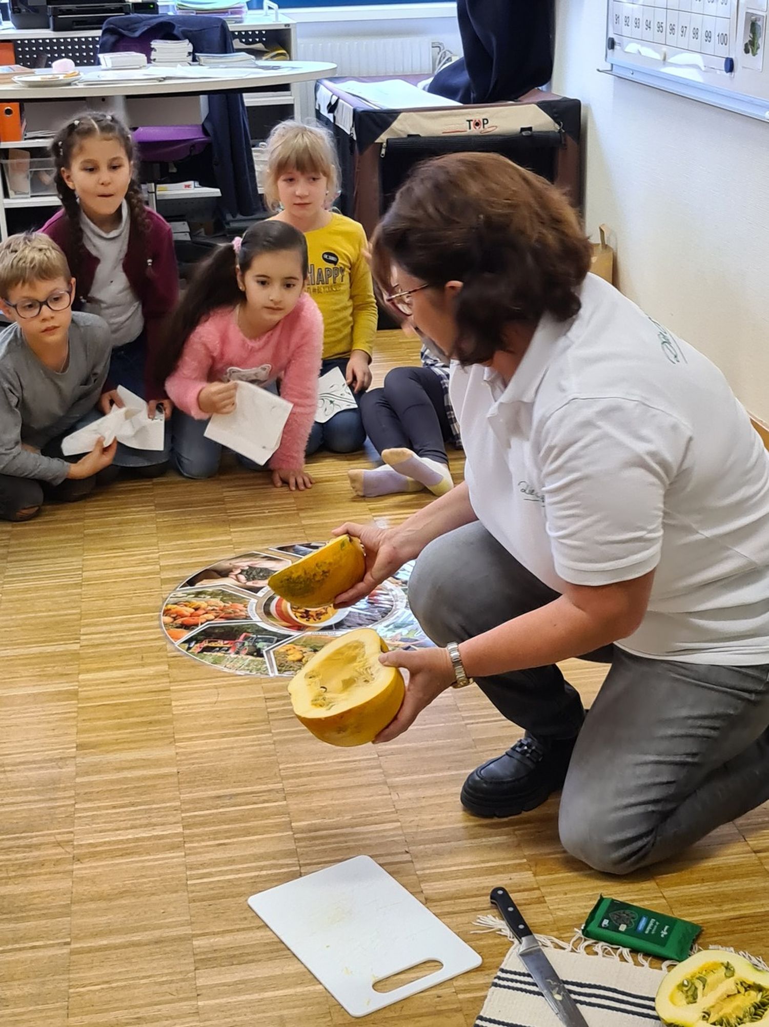 Ortsbäuerin Margit Kitzweger-Gall (NÖ) erklärt den Kindern alles über den Kürbis.