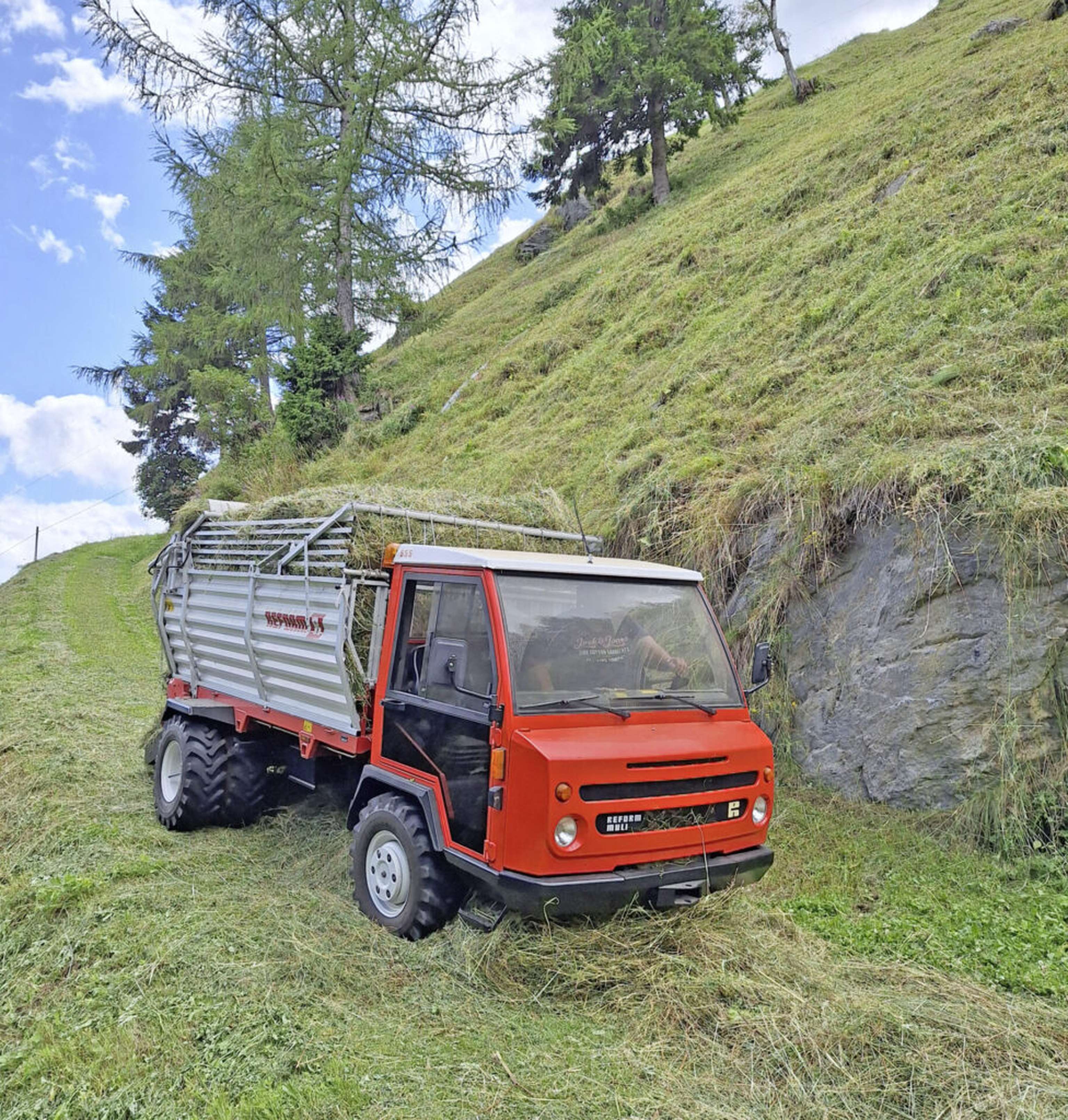 Zwischen Fels und Wiese: Präzise Manöver bei der Ernte sind gefragt.