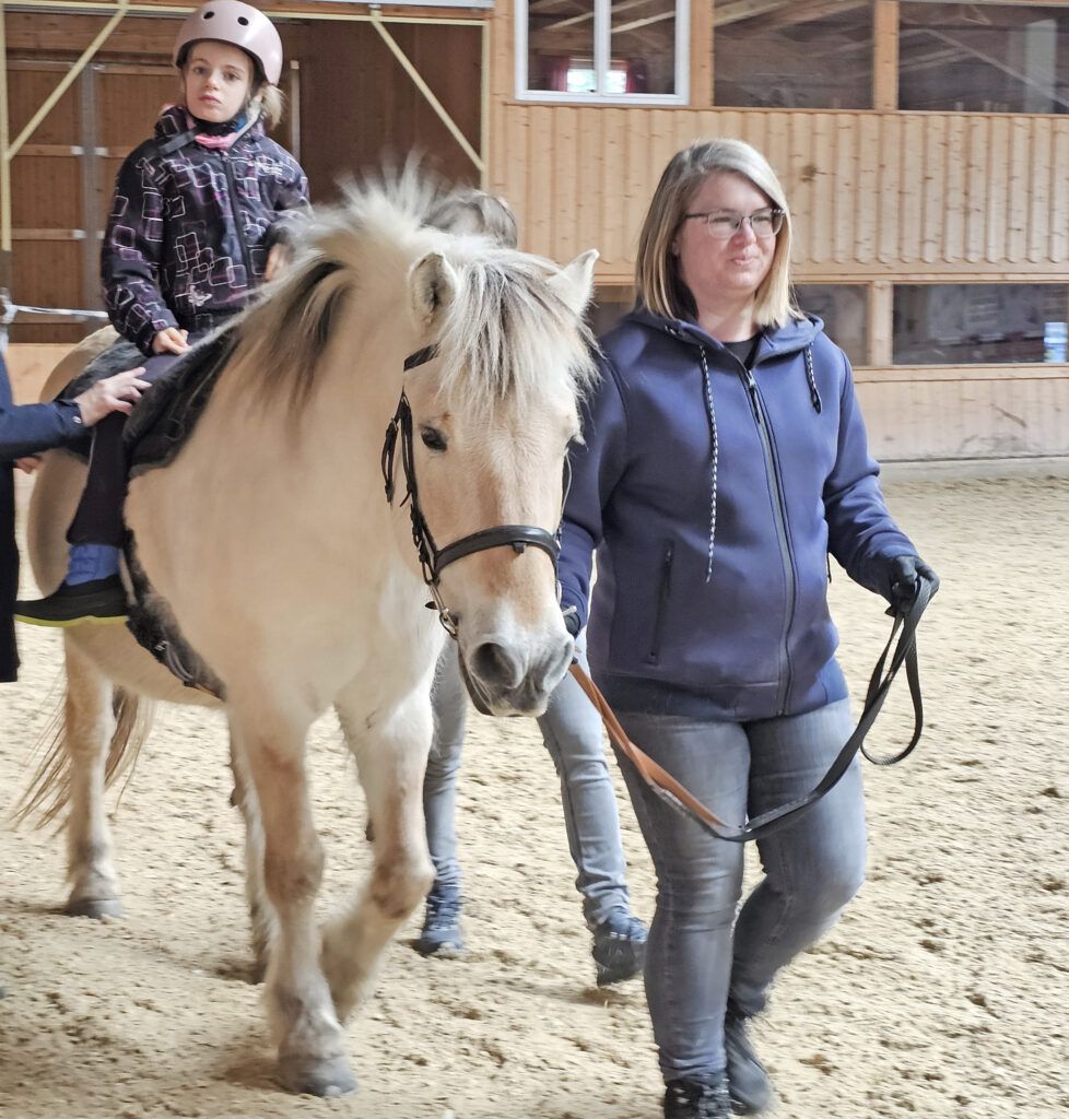 Vor allem beeinträchtigte Kinder, mit denen oft nur wenig Kommunikation möglich ist, profitieren von tierischen Kontakten.