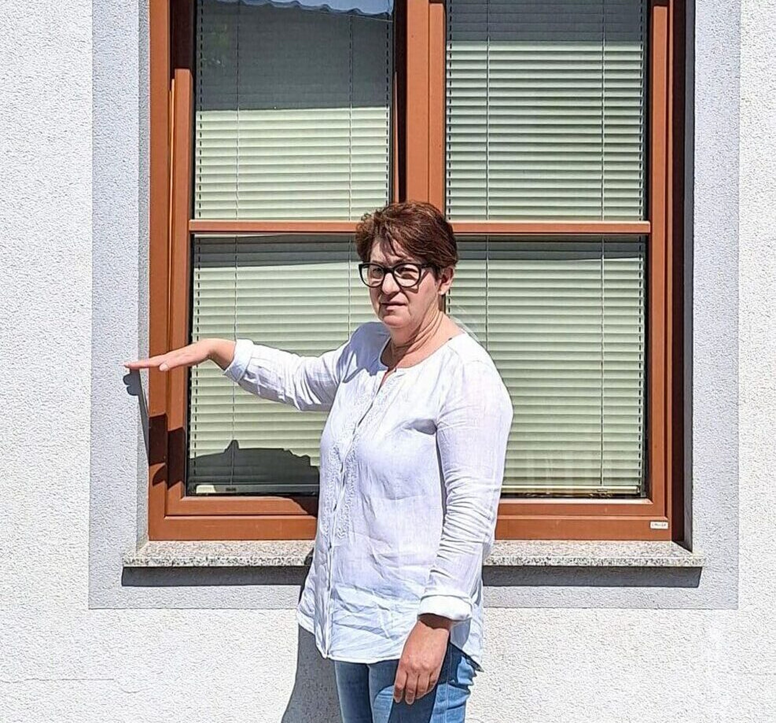 Eva Hagl-Lechner vor ihrem Haus. Das Wasser reichte damals bis zu 1,40 Meter hoch
