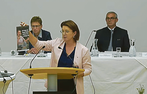 Langer-Weninger spricht in der Vollversammlung