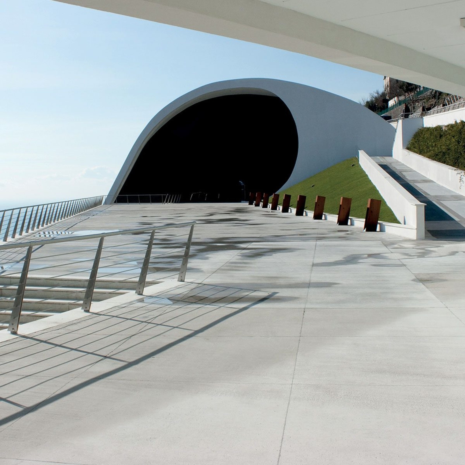 Important creators | Oscar Niemeyer — A Master of Curves | MORJAS