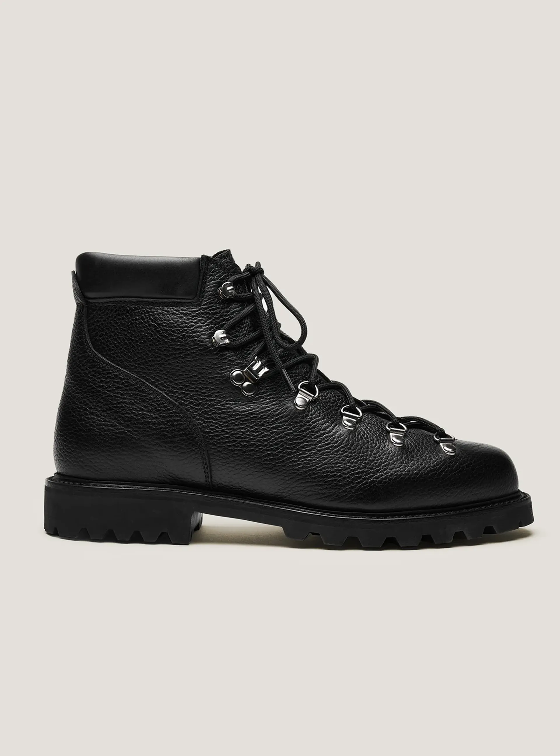 the hiking boot black grain-1