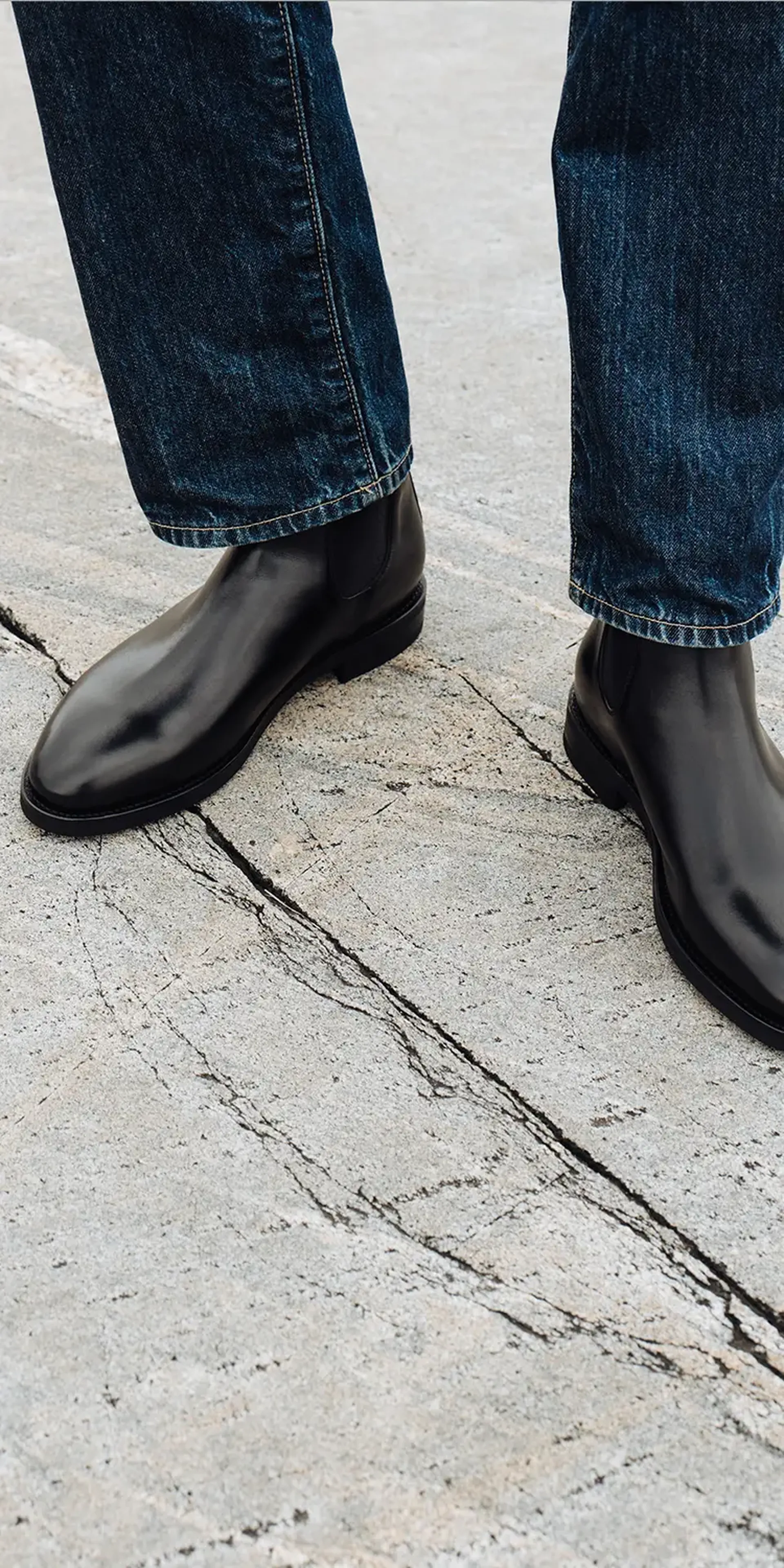 the chelsea boot in black calf mobile