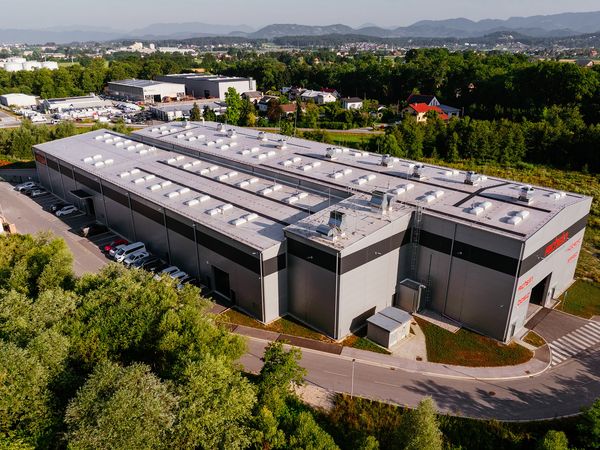 Produktionsstätte in Slowenien aus der Volgelperspektive