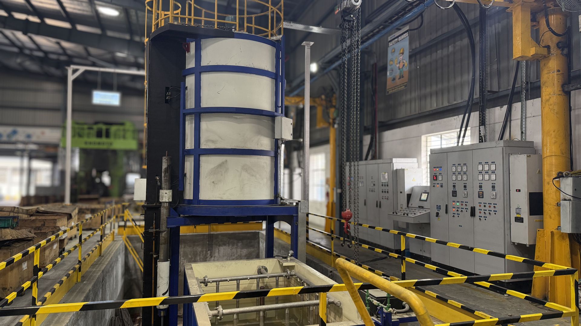 Vertical bottom drop furnace for aluminium industries