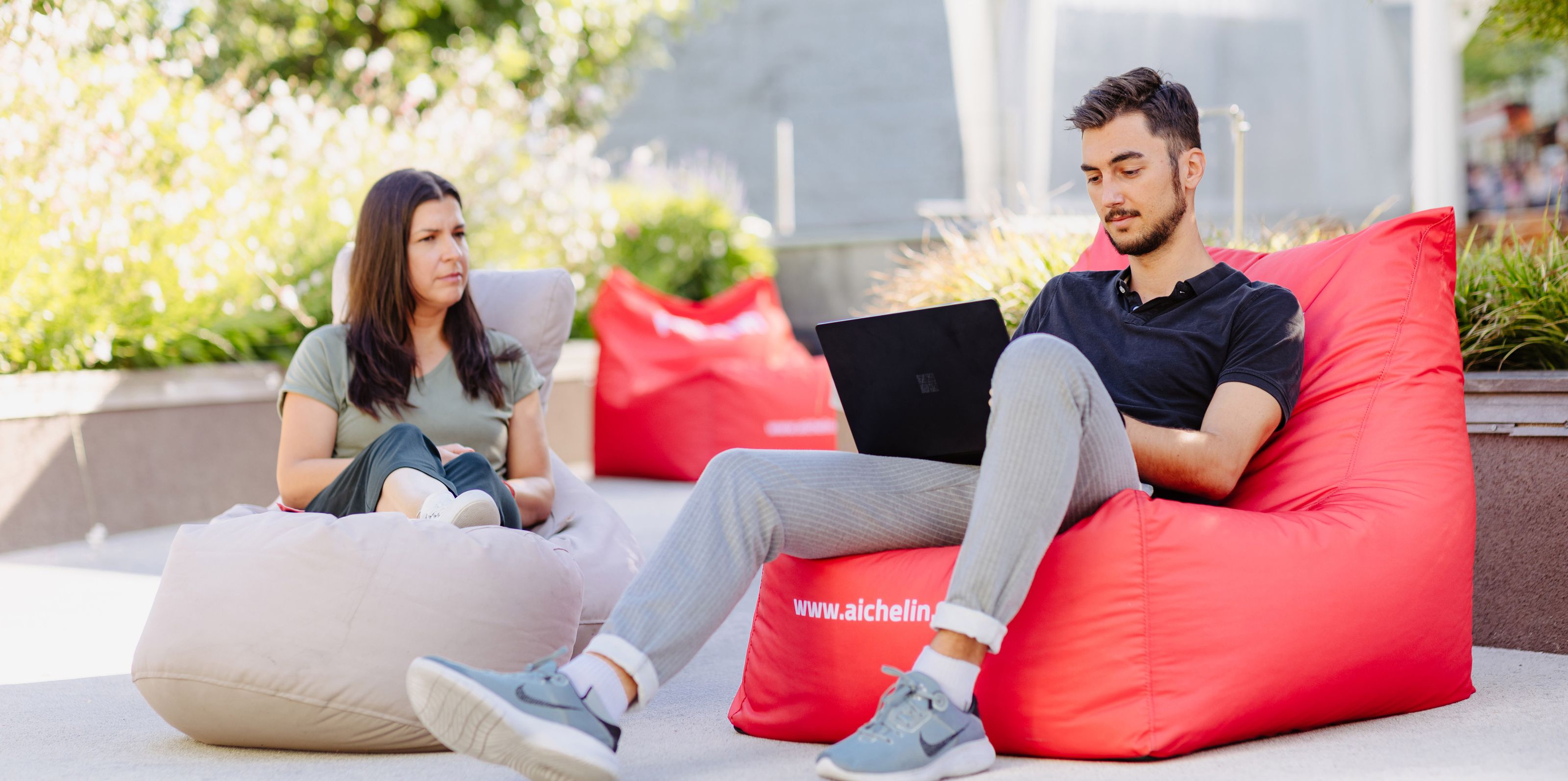Menschen mit Laptop