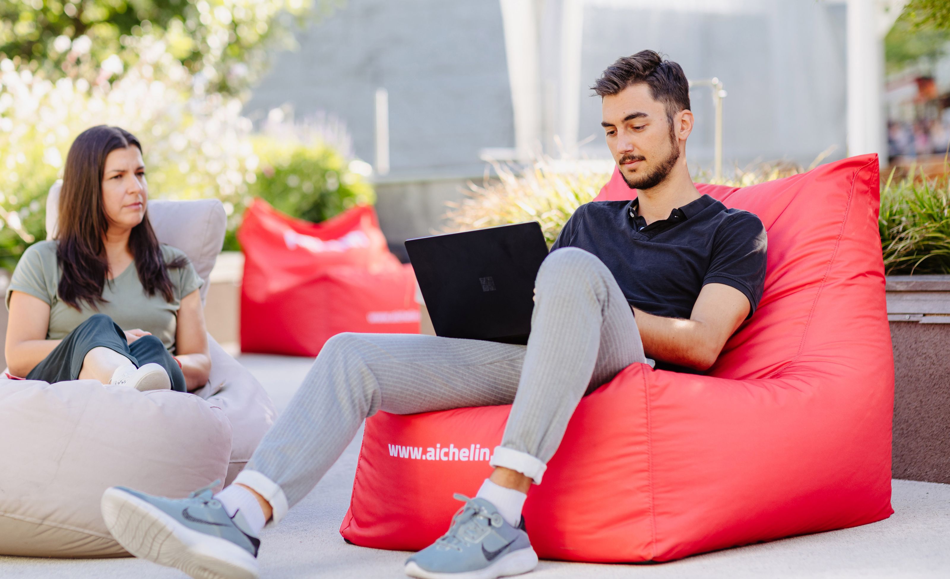 Menschen mit Laptop