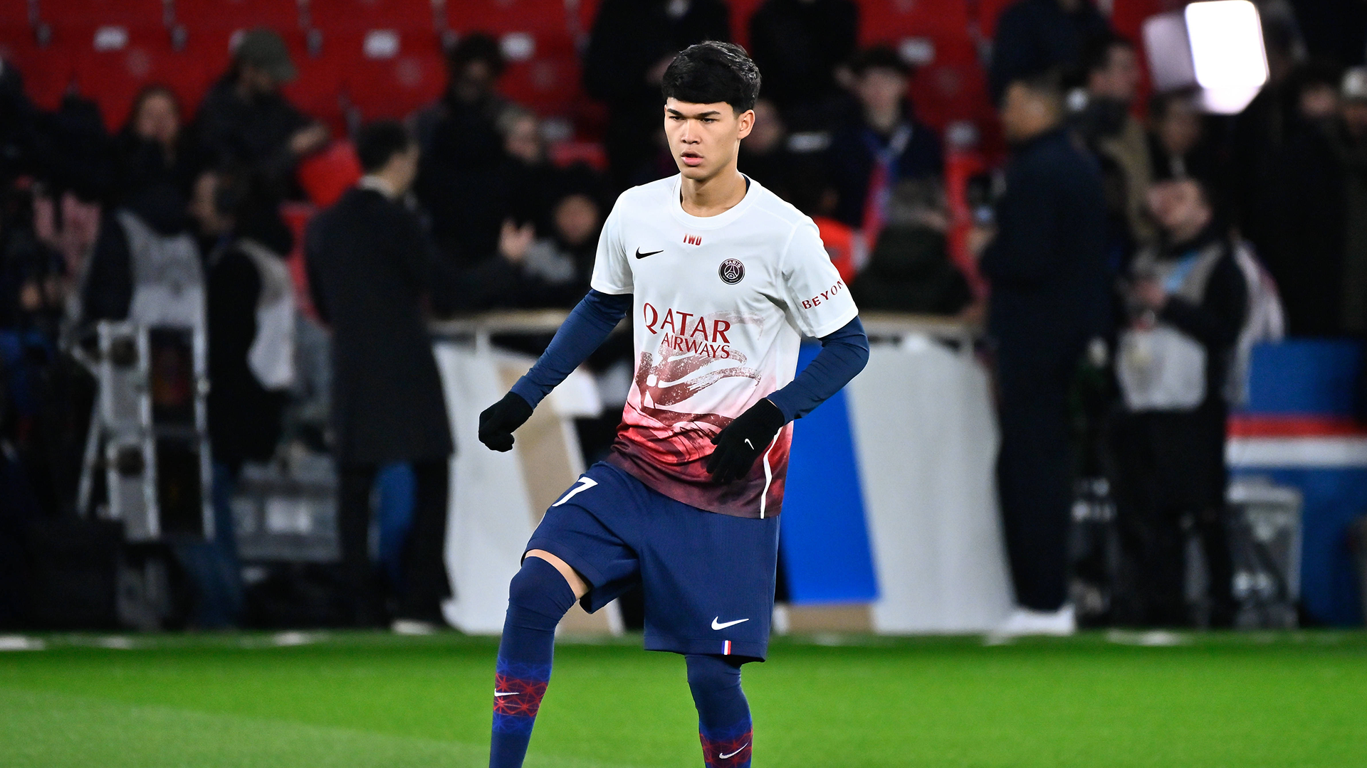 Dro Fernández warming up in the special PSG lunar new year shirt