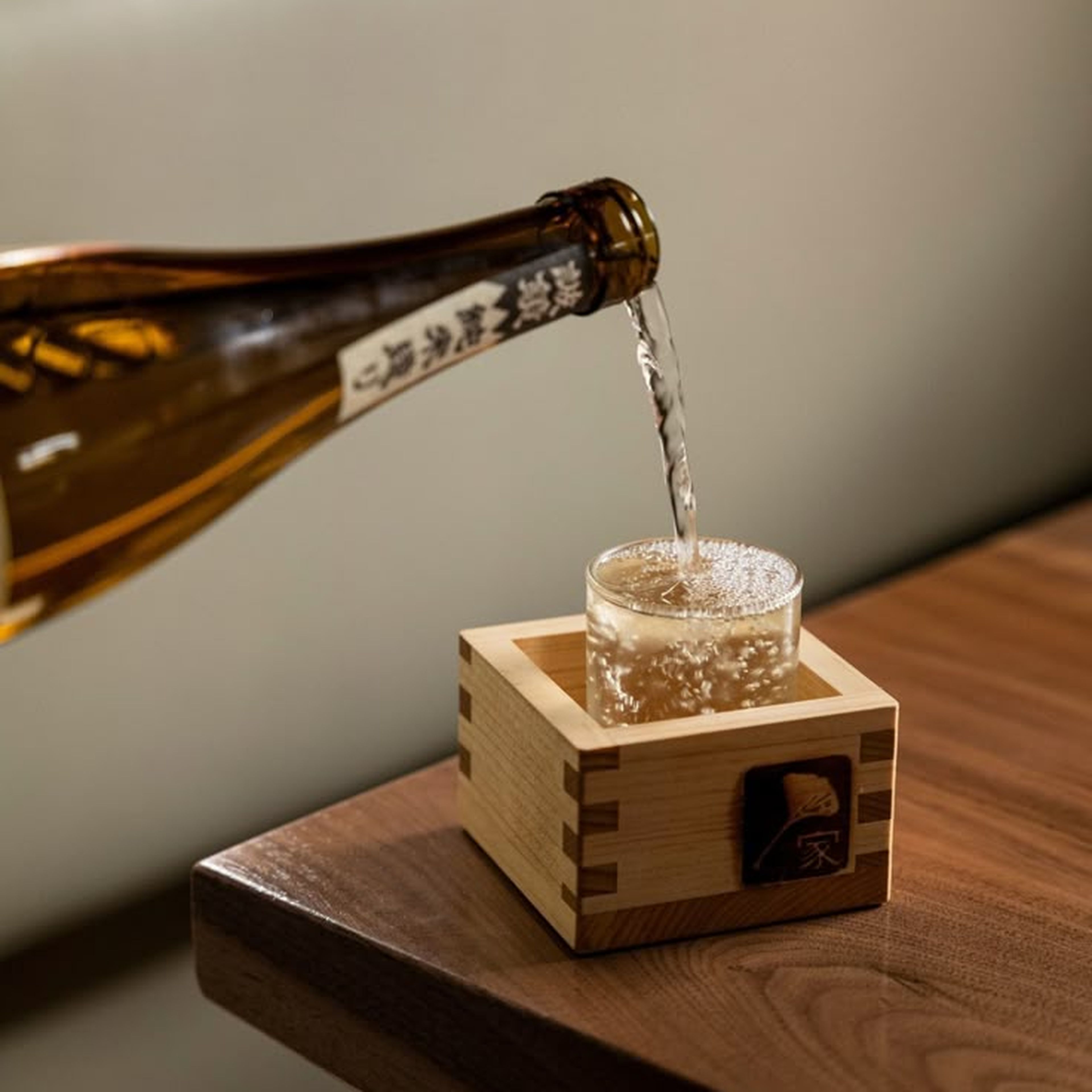 sake pouring