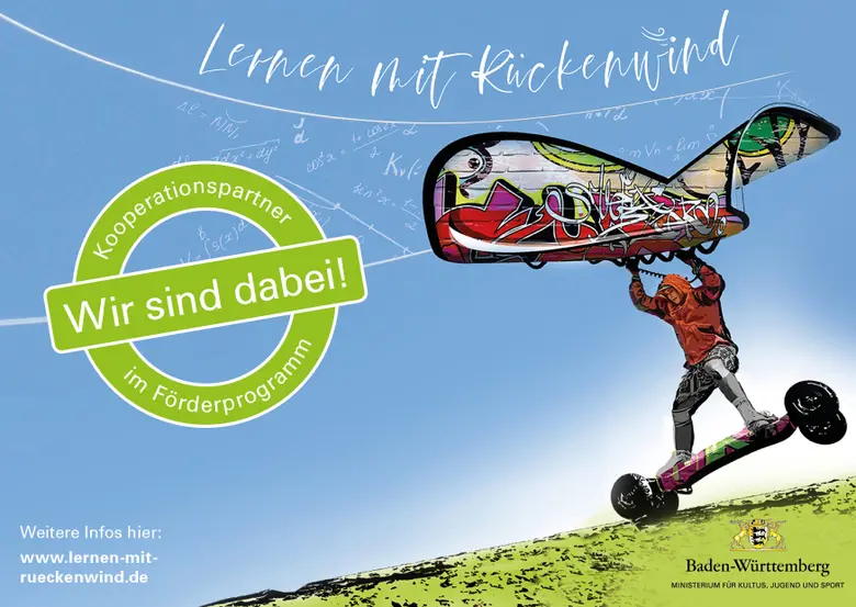 Person auf einem Mountainboard mit einem bunten Segel, Text „Lernen mit Rückenwind“, Logos und einem grünen Abzeichen mit der Aufschrift „Wir sind dabei!“.