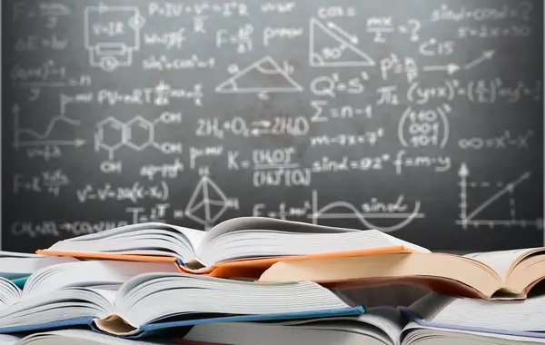 Offene Bücher, die vor einer Tafel mit mathematischen Gleichungen und geometrischen Diagrammen gestapelt sind.