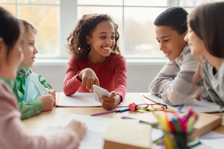 Eine kleine Gruppe Schüler hat gemeinsam Nachhilfeunterricht