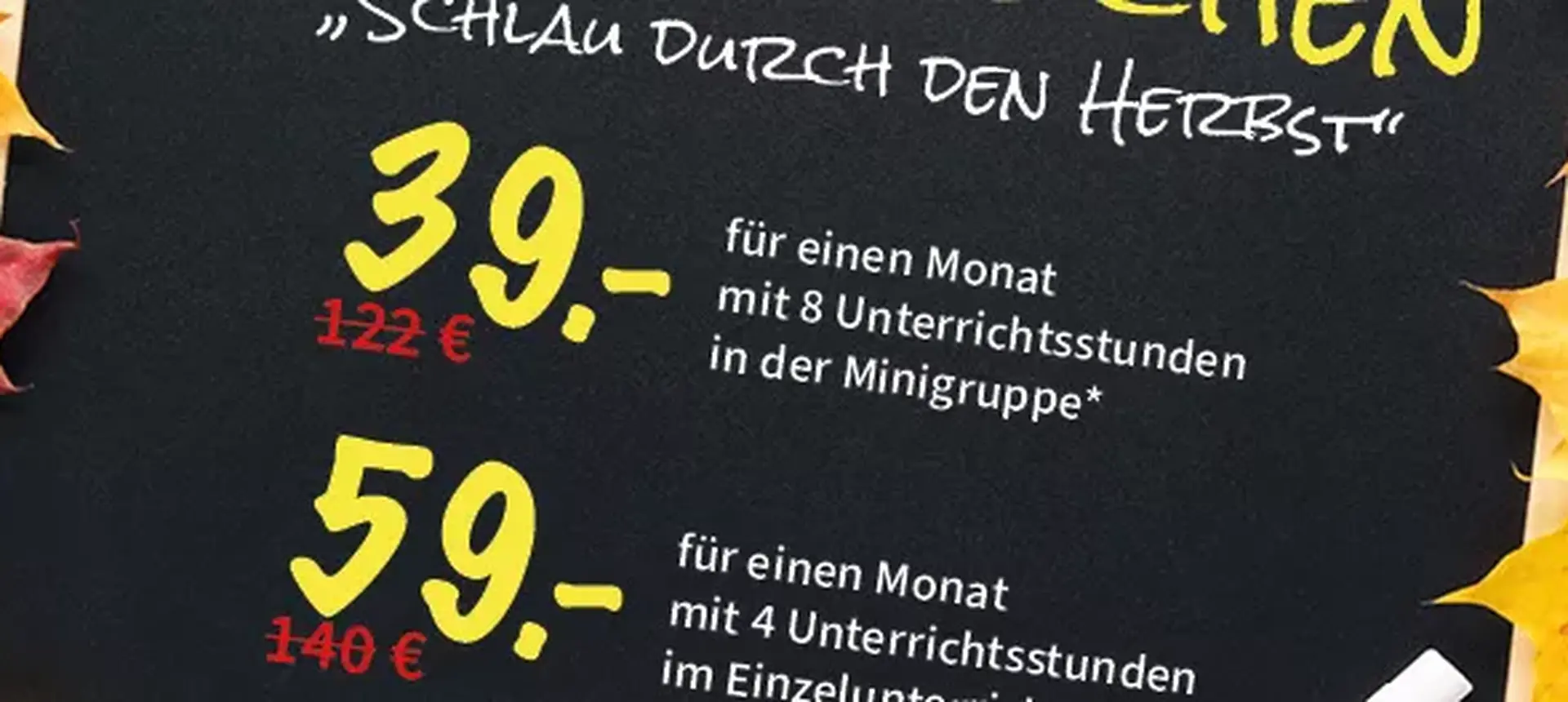 Kreidetafel mit Herbstblättern, auf der die monatlichen Kursgebühren angegeben sind: 39 € für Gruppen, 59 € für Einzelunterricht. Ursprüngliche Preise: 122 € und 140 €.