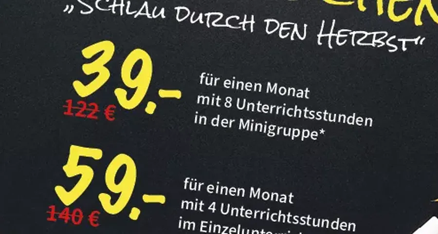 Schüler Nachhilfe Herbstaktion Kreidetafel mit Herbstblättern, auf der die monatlichen Kursgebühren angegeben sind: 39 € für Gruppen, 59 € für Einzelunterricht. Ursprüngliche Preise: 122 € und 140 €.