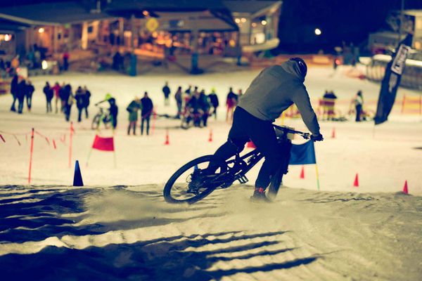 Mountainbike Tor Schnee