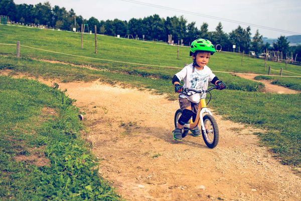 Mini Bikepark Kind biken