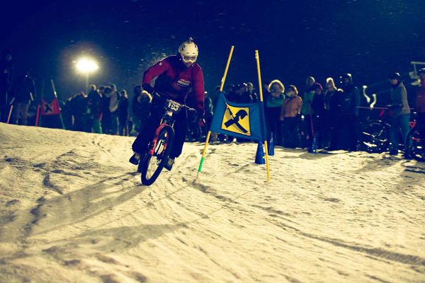 Mountainbike Rennen Schnee Tor