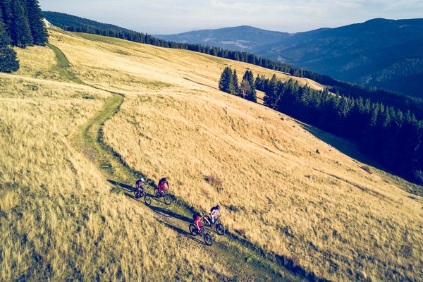 Feld Mountainbiker Hügel