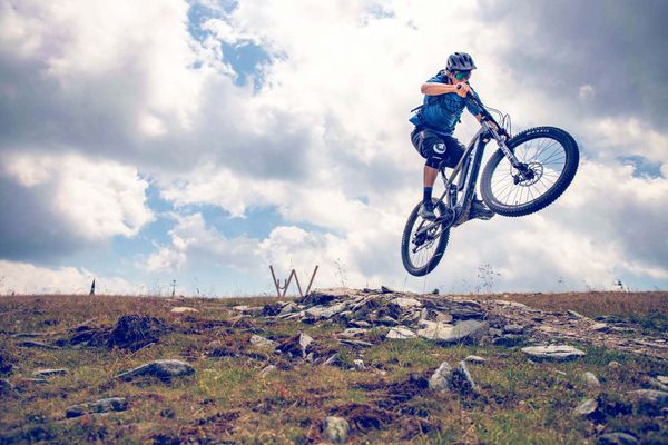 Jumping Biker Felsen Alm