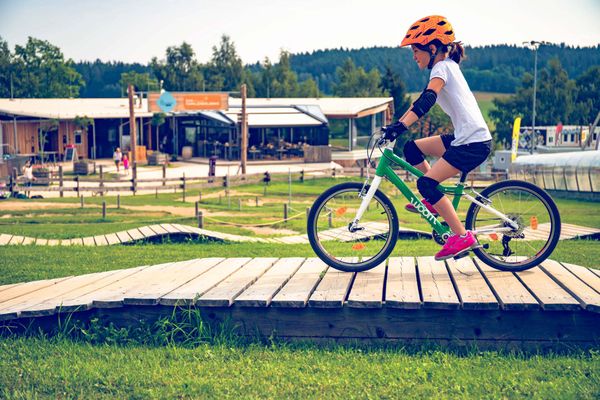 Mädchen Biken Rampe
