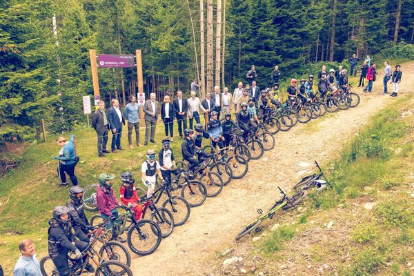 Gruppe Biker Streckeneröffnung