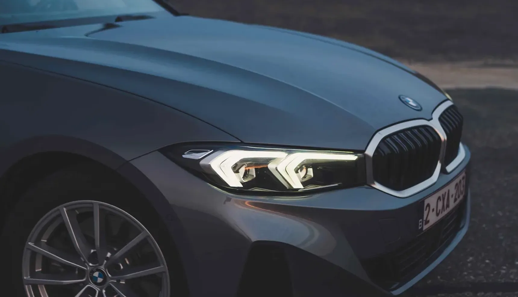 2024 BMW 320e Touring front grille iphone background headlights