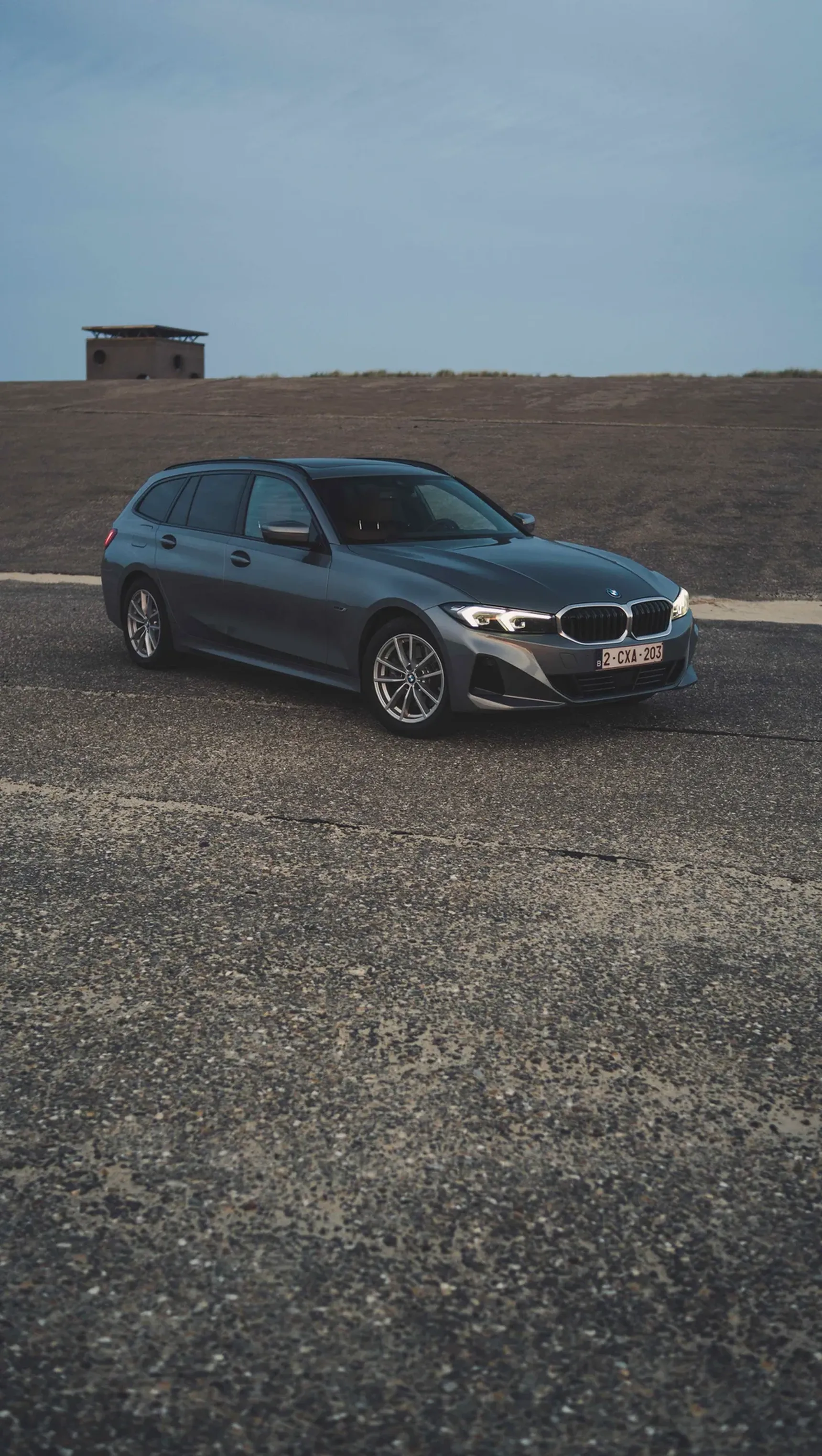 2024 BMW 320e Touring iphone background front 3/4