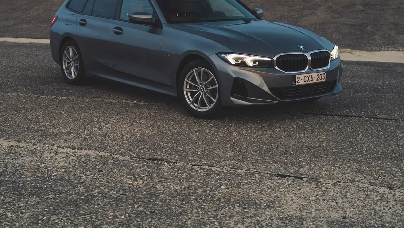 2024 BMW 320e Touring iphone background front 3/4