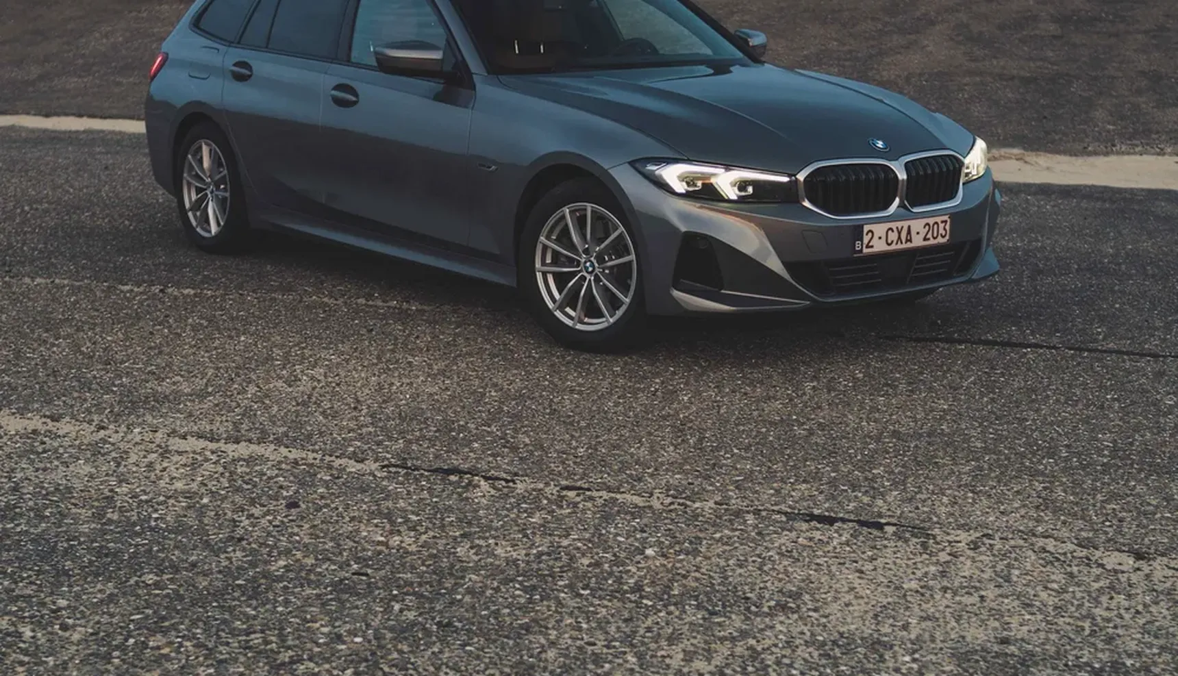 2024 BMW 320e Touring iphone background front 3/4