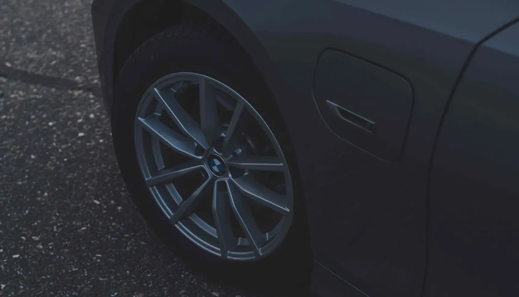 2024 BMW 320e Touring iphone background wheel detail