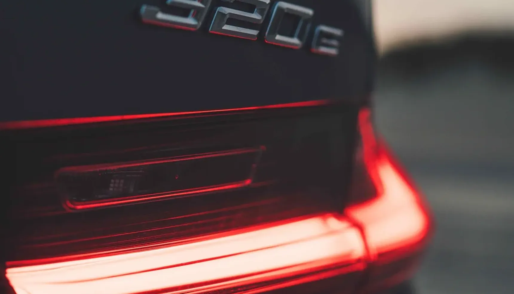 2024 BMW 320e Touring iphone background logo detail rear light