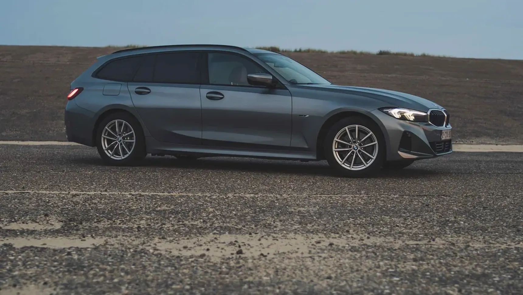 2024 BMW 320e Touring iphone background side