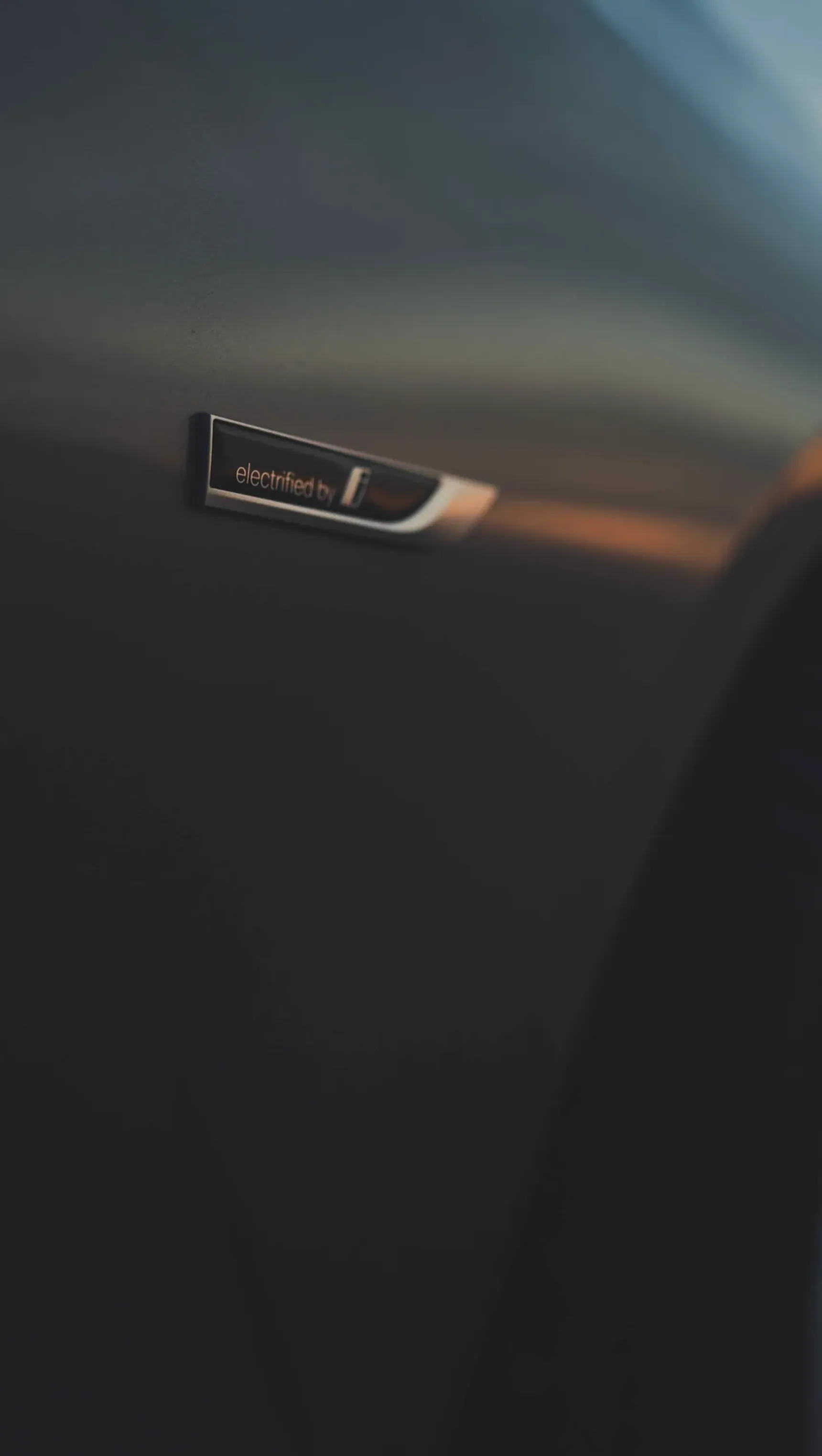 2024 BMW 320e Touring badge iphone background