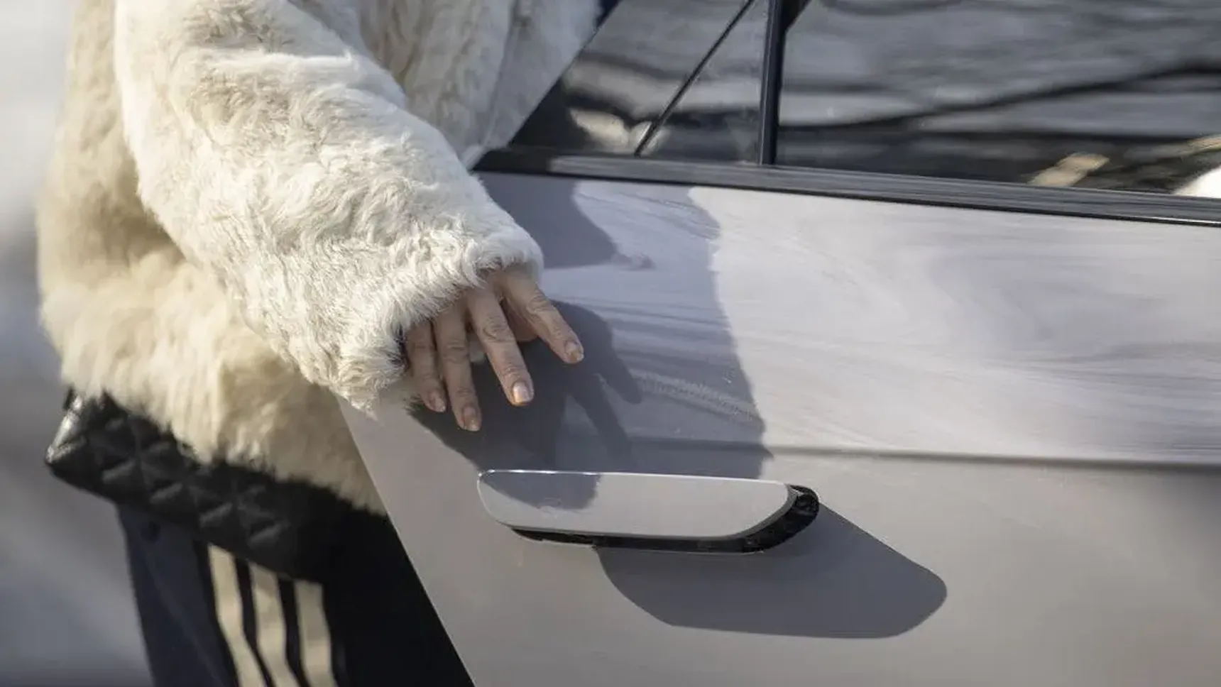 Elektrische-Wagen-Mechanische-Deurhendel-2027-Verbod-China