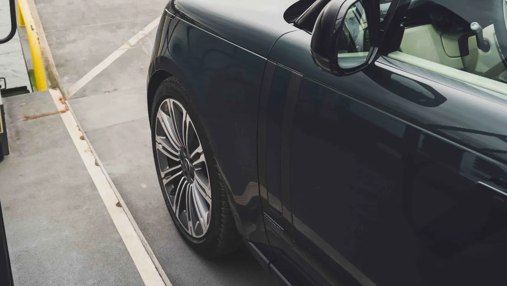 2024 Range Rover Autobiography P530 V8 7 Seater iphone background side