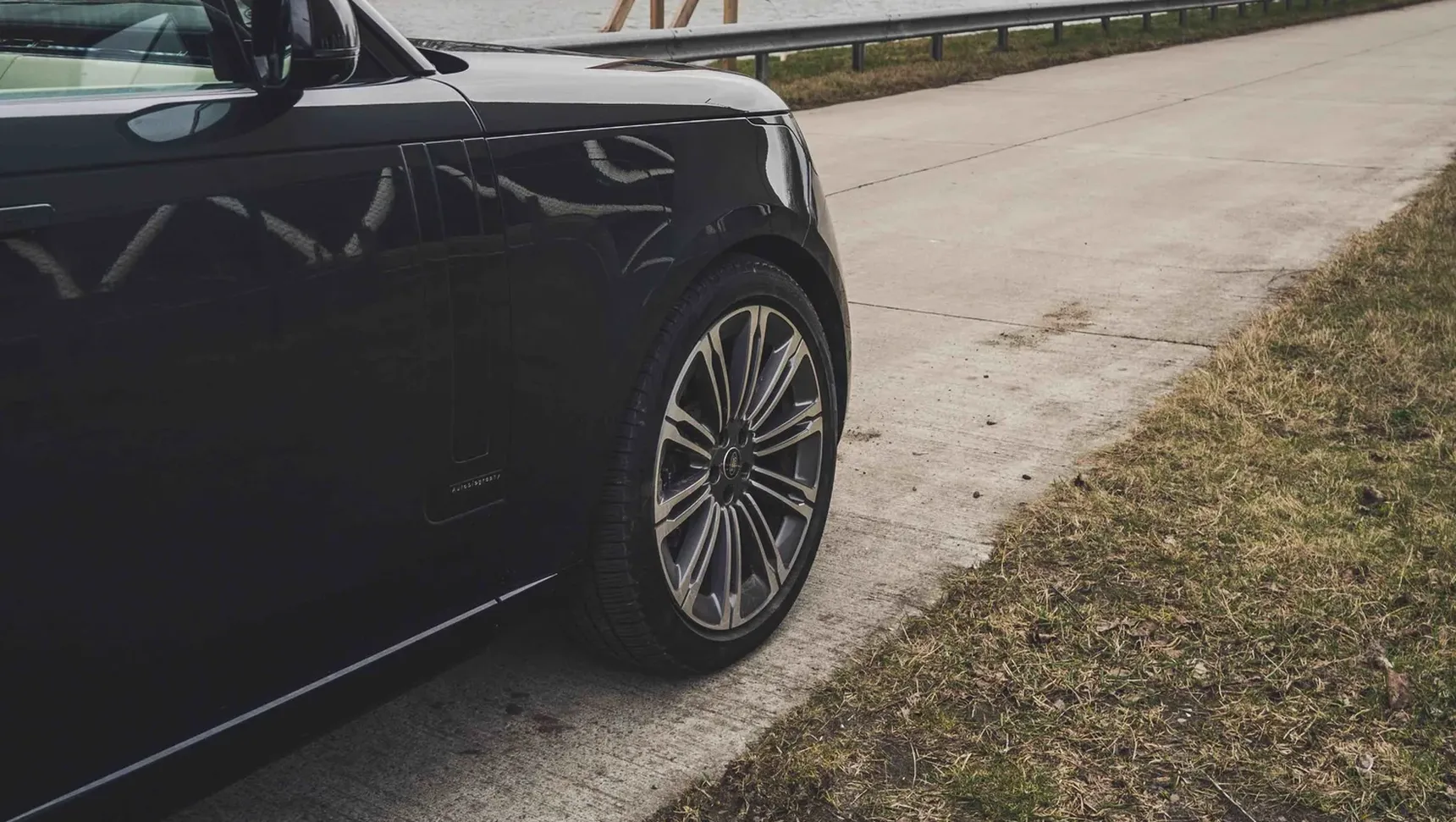 2024 Range Rover Autobiography P530 V8 7 Seater side wheel iphone background