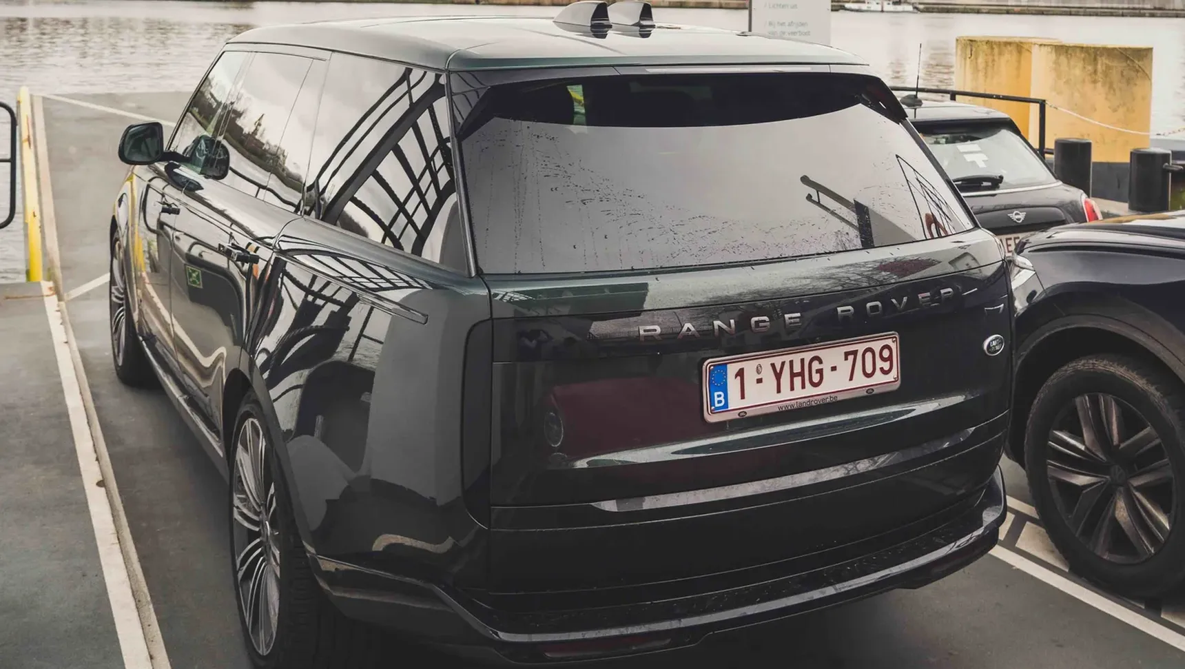 2024 Range Rover Autobiography P530 V8 7 Seater iphone background rear