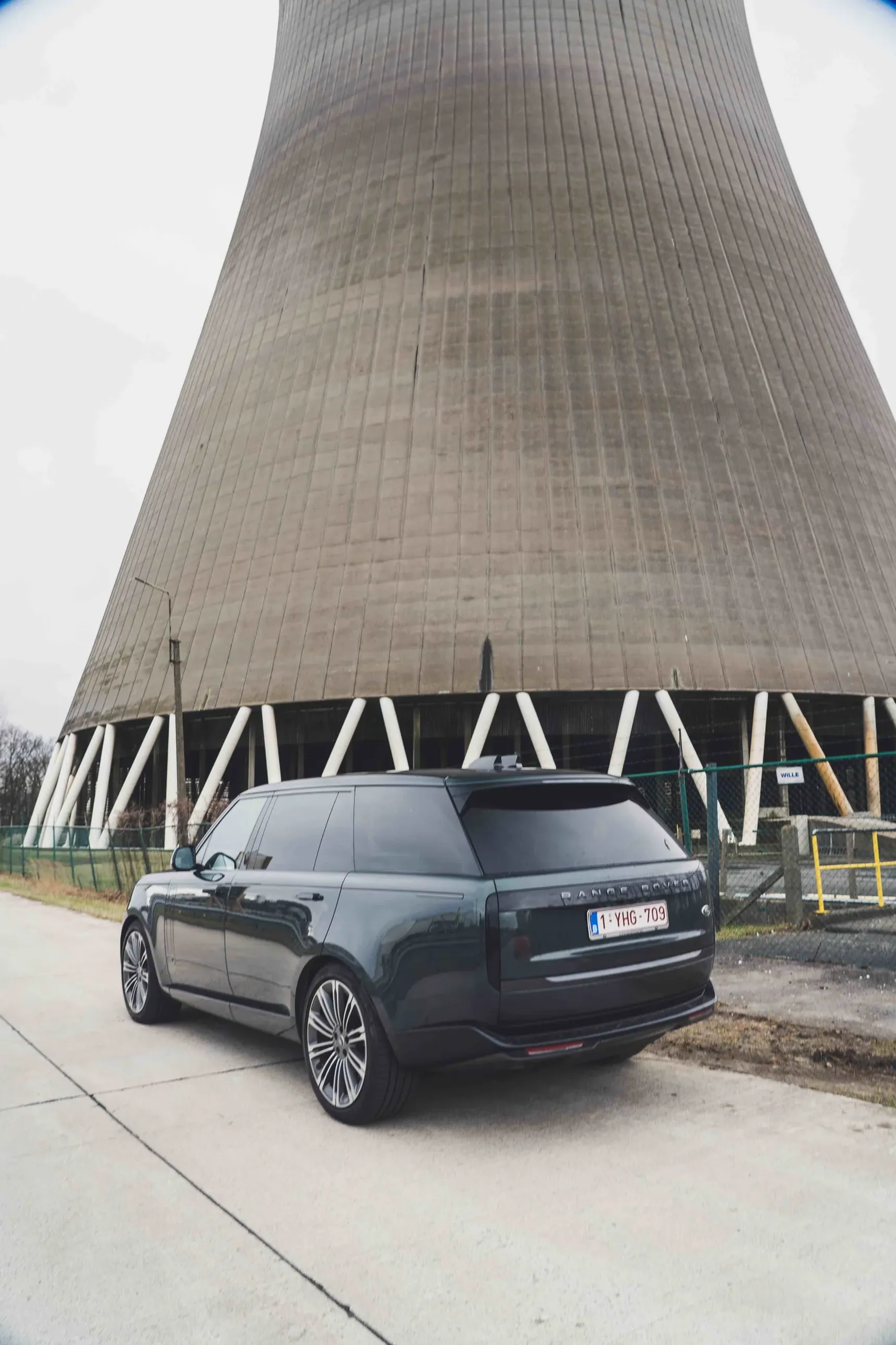 2024 Range Rover Autobiography P530 V8 7 Seater iphone background rear 3/4