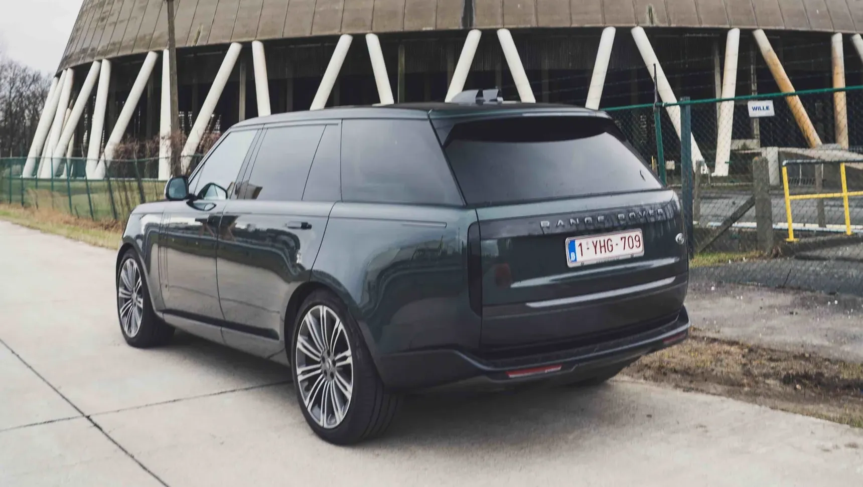 2024 Range Rover Autobiography P530 V8 7 Seater iphone background rear 3/4