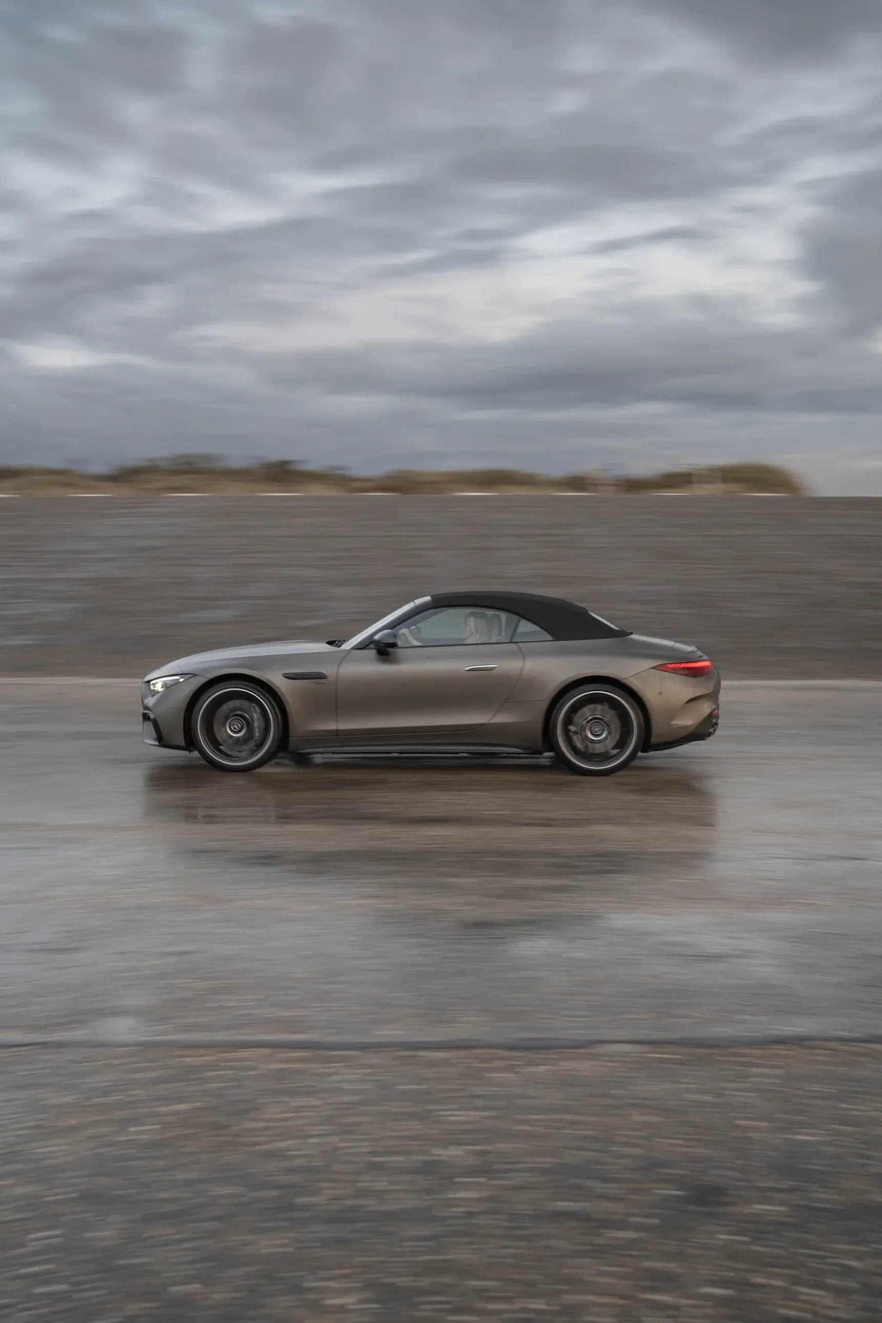 2024 Mercedes-AMG SL43 iphone background rolling shot side