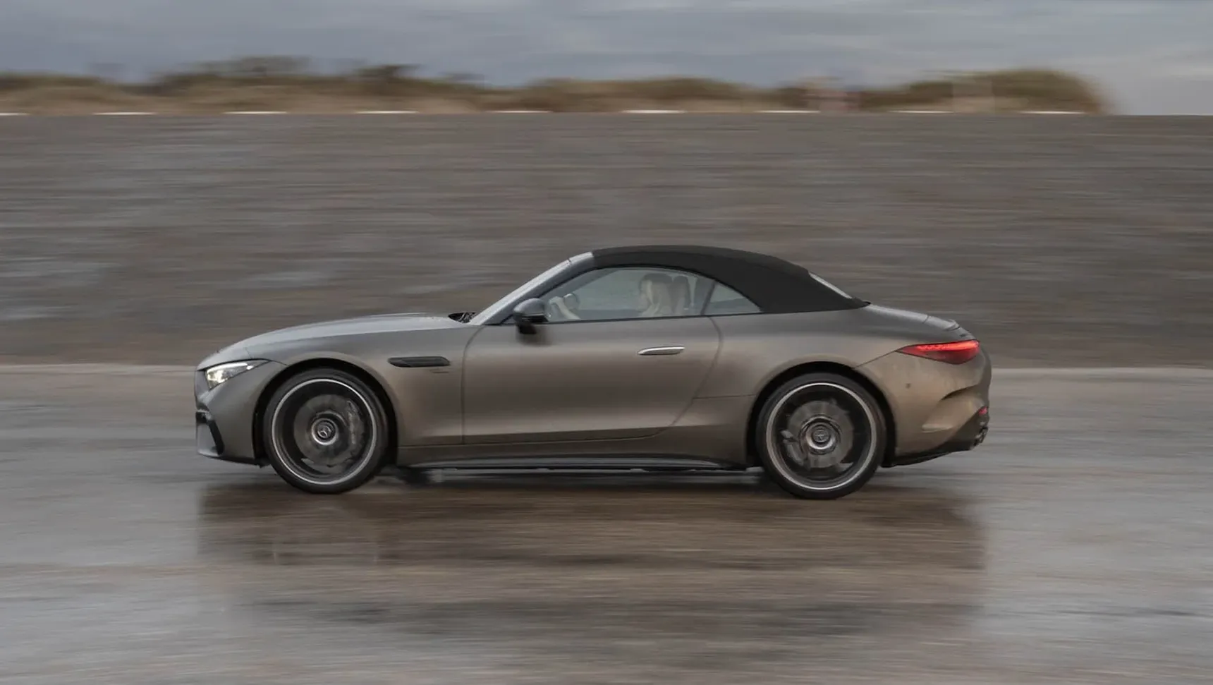 2024 Mercedes-AMG SL43 iphone background rolling shot side