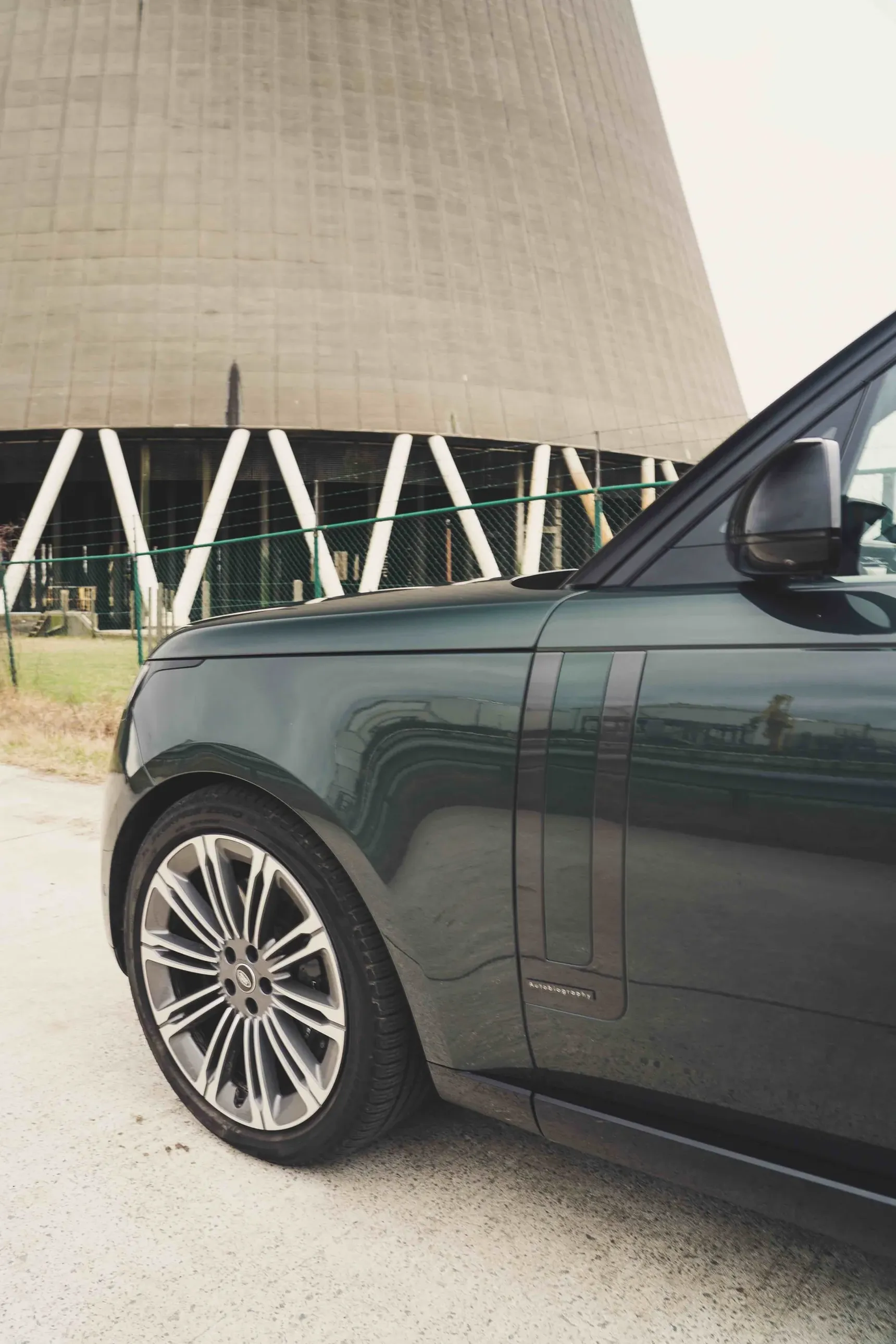 2024 Range Rover Autobiography P530 V8 7 Seater side iphone background wheel