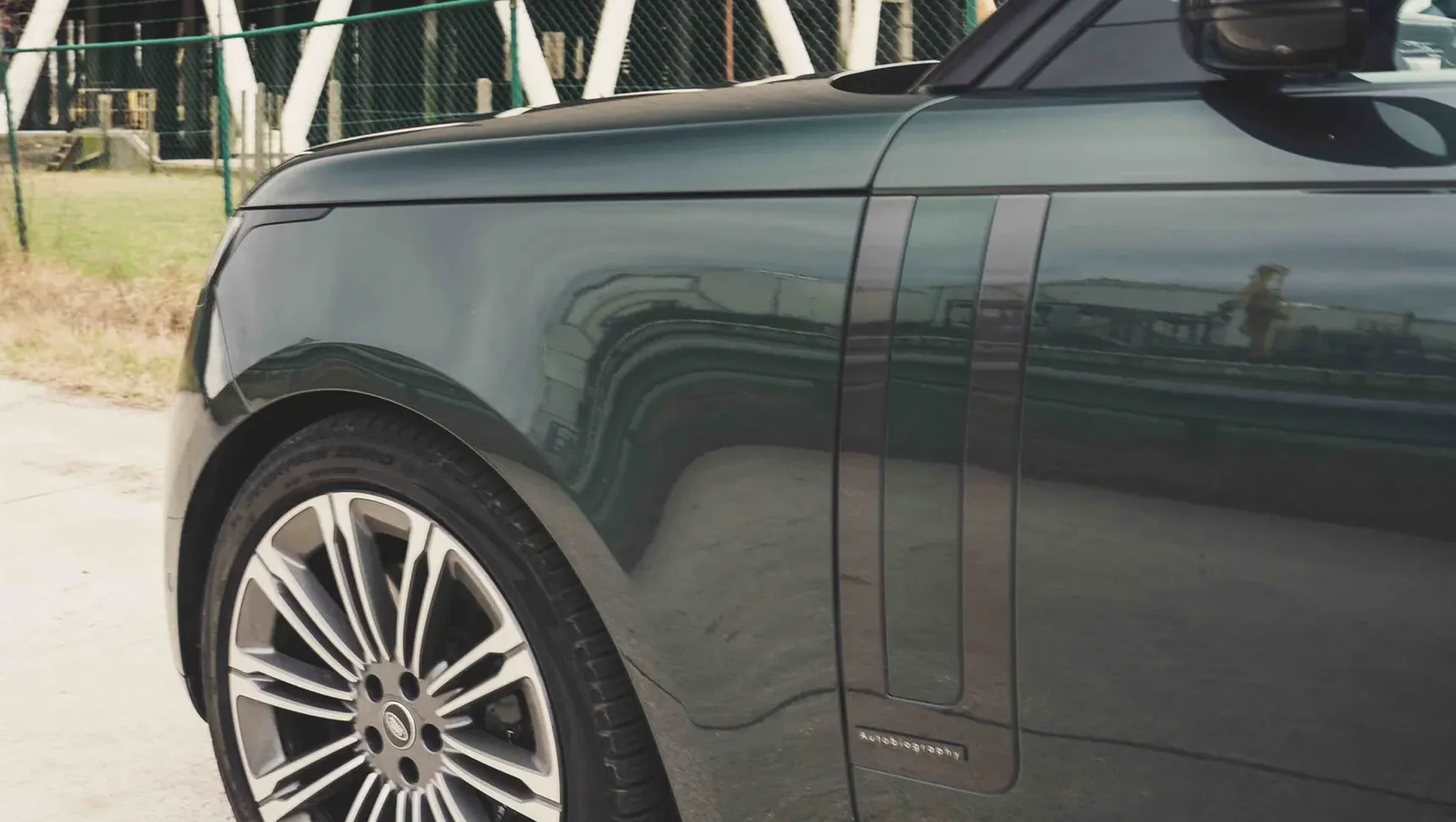 2024 Range Rover Autobiography P530 V8 7 Seater side iphone background wheel