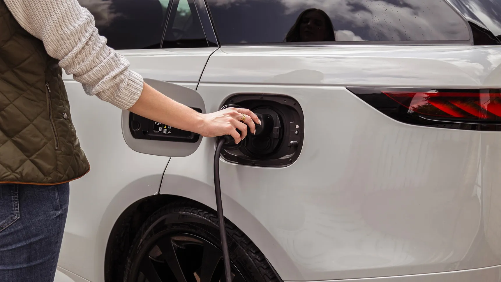 2026-Range-Rover-Sport-PHEV-Smart-Charging-Devices-Plug-In-Hybrid