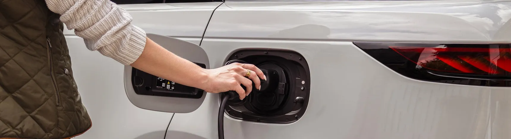 2026-Range-Rover-Sport-PHEV-Smart-Charging-Devices-Plug-In-Hybrid