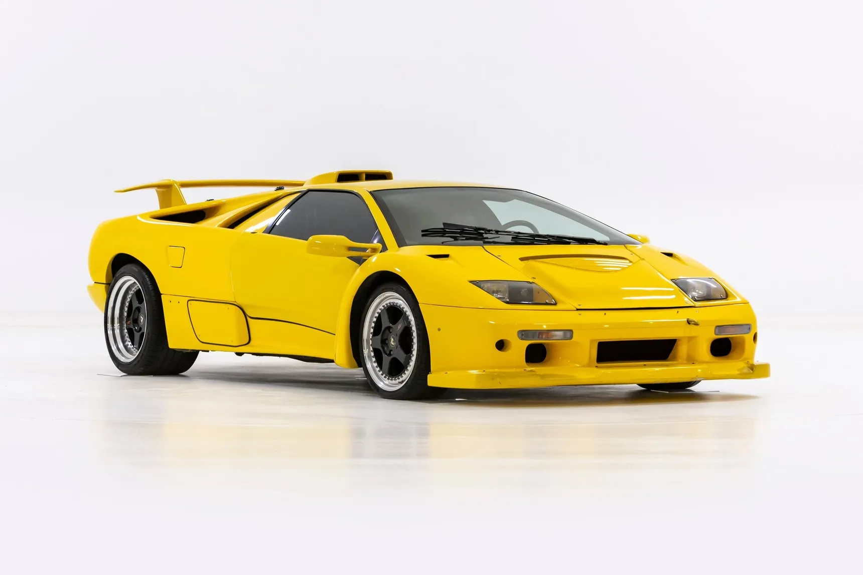 Lamborghini-Diablo-SV-W16-Engine-Concept-Car-Exterior-Front