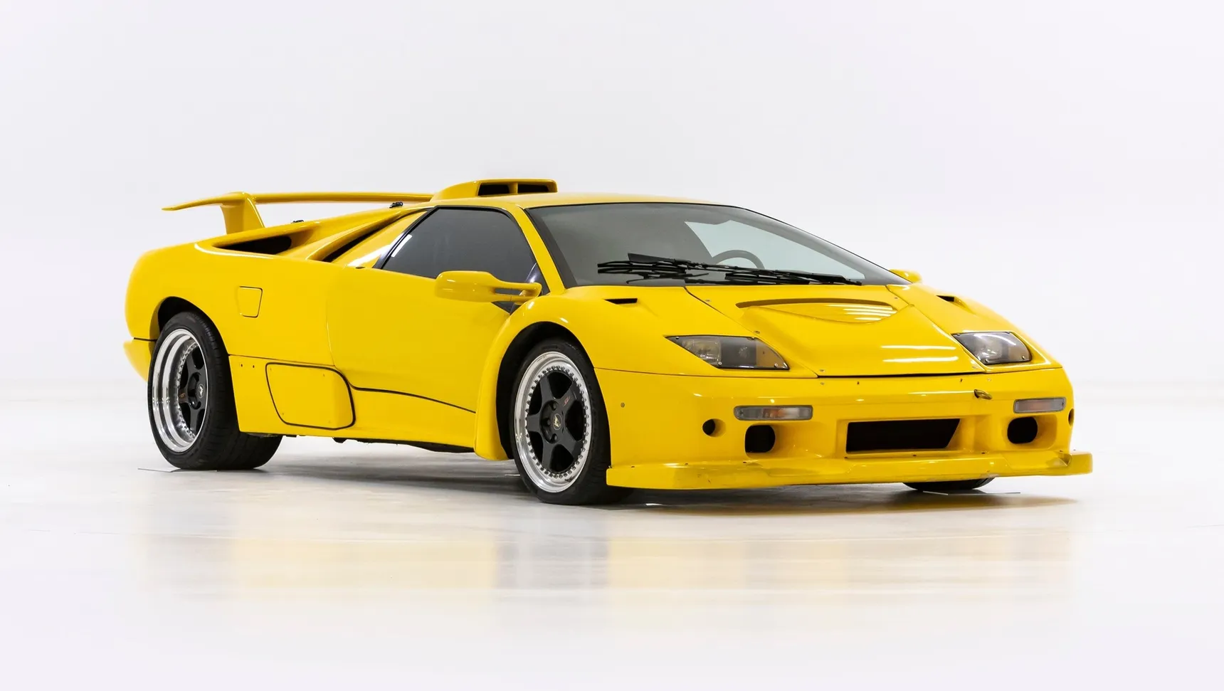 Lamborghini-Diablo-SV-W16-Engine-Concept-Car-Exterior-Front