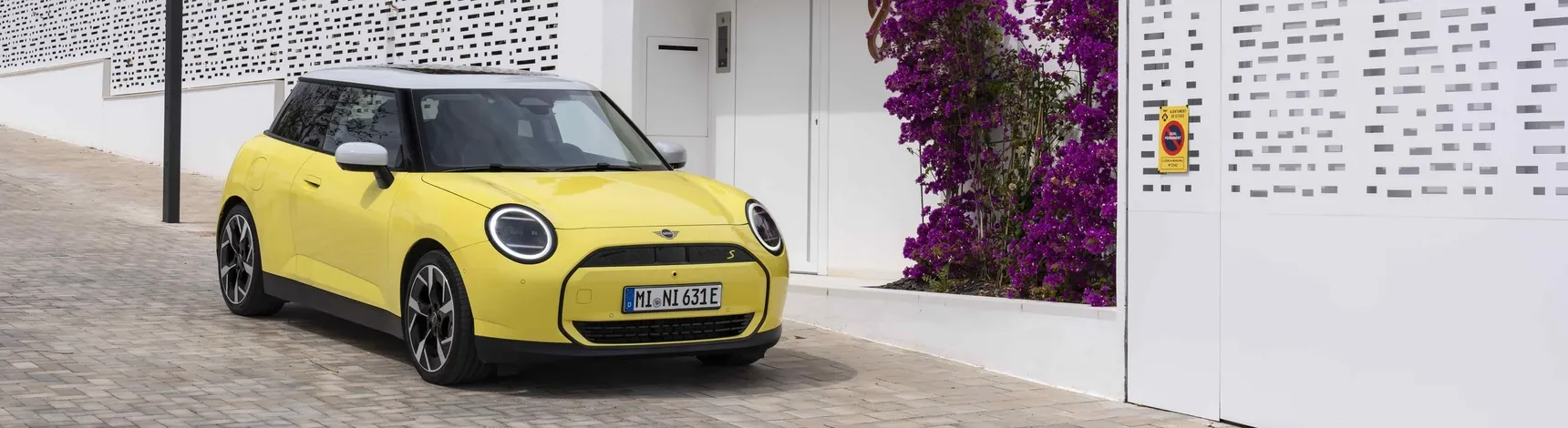 2024 MINI Cooper SE Front 1/4 quarter